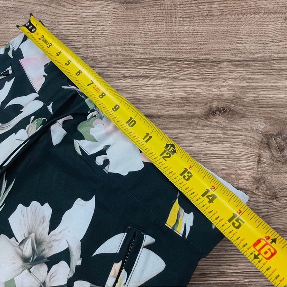 Athleta Hudson Board Shorts Size 8 Tropical Black Floral Swim Surf Pockets - Picture 4 of 5